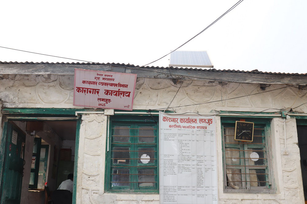 लमजुङ कारागारमा क्षमताभन्दा तीन गुना बढी कैदीबन्दी, सुत्न र शौचालय जान समस्या