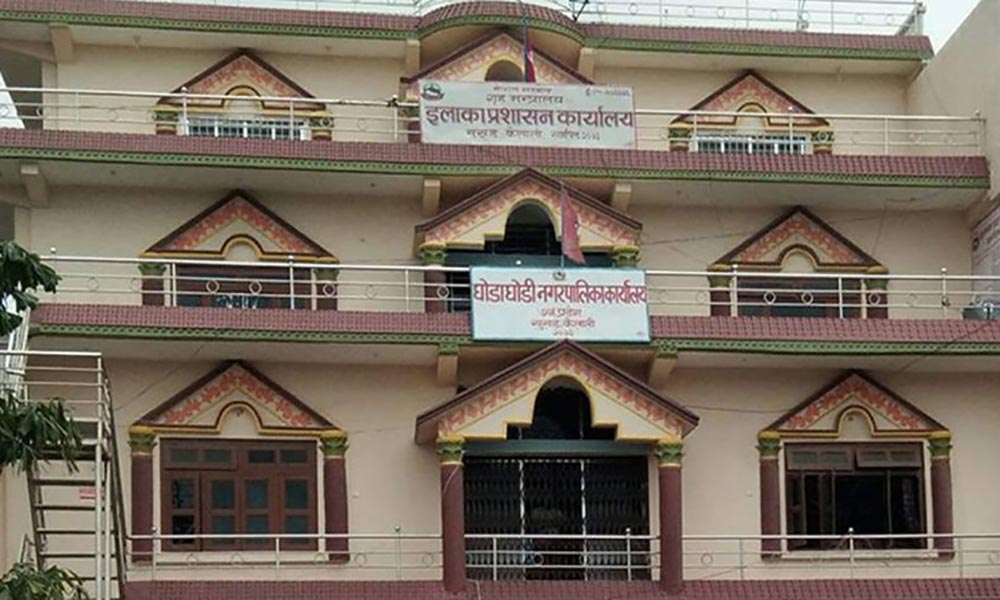 हतियारसहित नगरपालिका छिरेका तीनजना पक्राउ