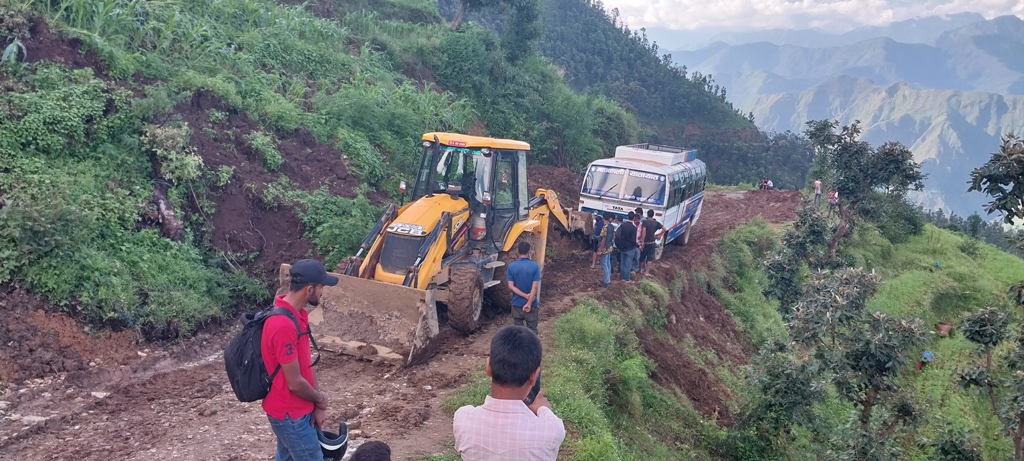 बैतडी सडकको दुर्दशा : गाडी तान्न डोजर दौडाउनुपर्ने