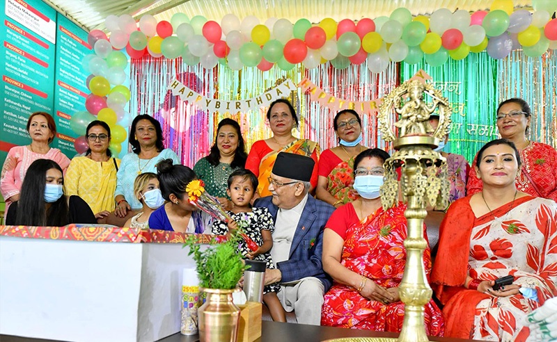 असहायलाई भोजन खुवाएर जन्मदिन मनाइन् राधिका शाक्यले