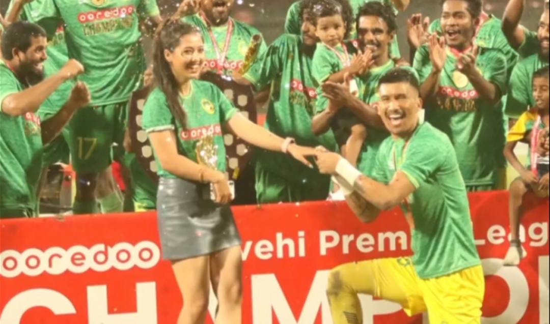 खेलमैदान मै किरण चेम्जोङले राखे प्रेमिकालाई प्रेम प्रस्ताव