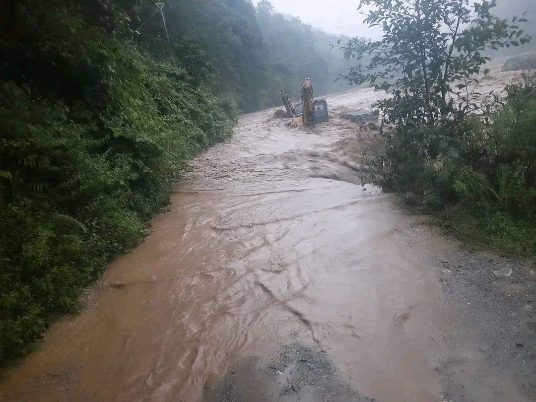बाढी र पहिरोका कारण हेलम्बु राजमार्ग अवरुद्ध