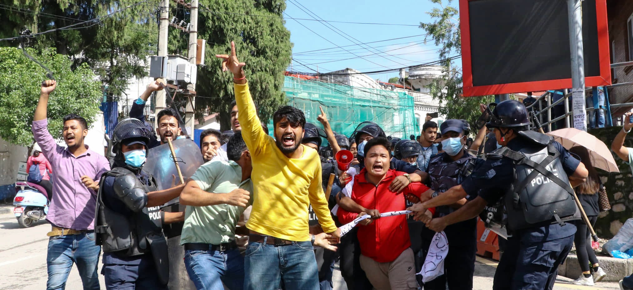 गभर्नर महाप्रसाद अधिकारीविरुद्ध काठमाडौंमा विरोध प्रदर्शन