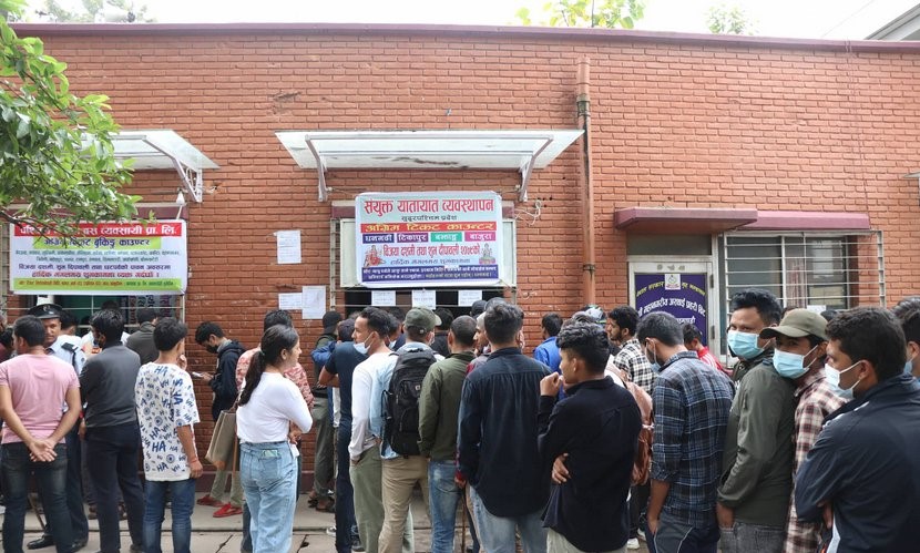 अग्रिम टिकट किन्न बसपार्कमा लाइन, तस्बिरहरु हेर्नुहोस्