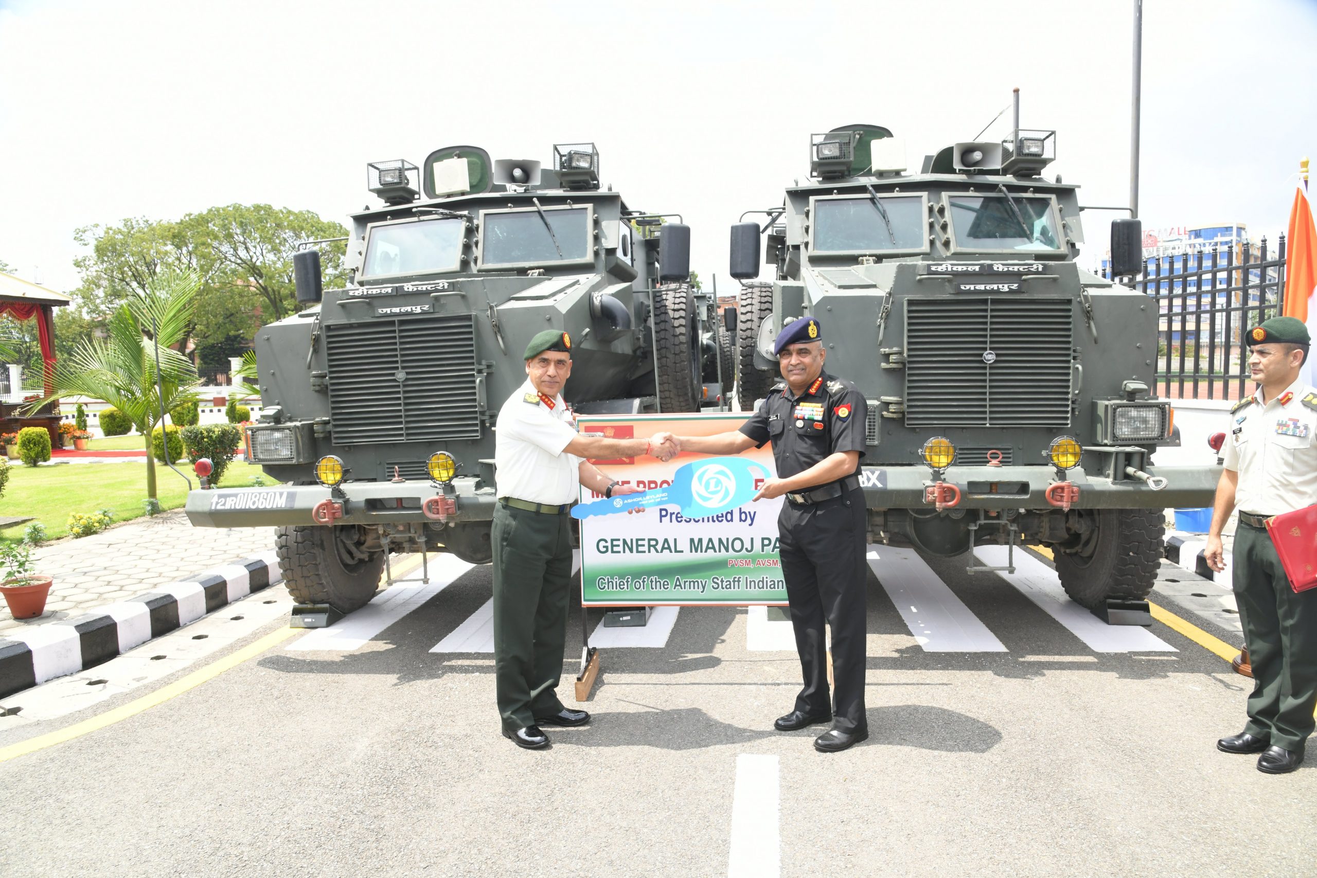 भारतीय स्थल सेनाध्यक्षले नेपाली सेनालाई हस्तान्तरण गरे १० वटा गाडी र ४ वटा घोडा