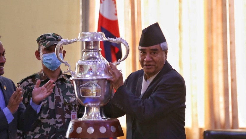 प्रधानमन्त्री देउवाद्वारा नवौं खेलकुदको रनिङ्ग ट्रफी सार्वजनिक