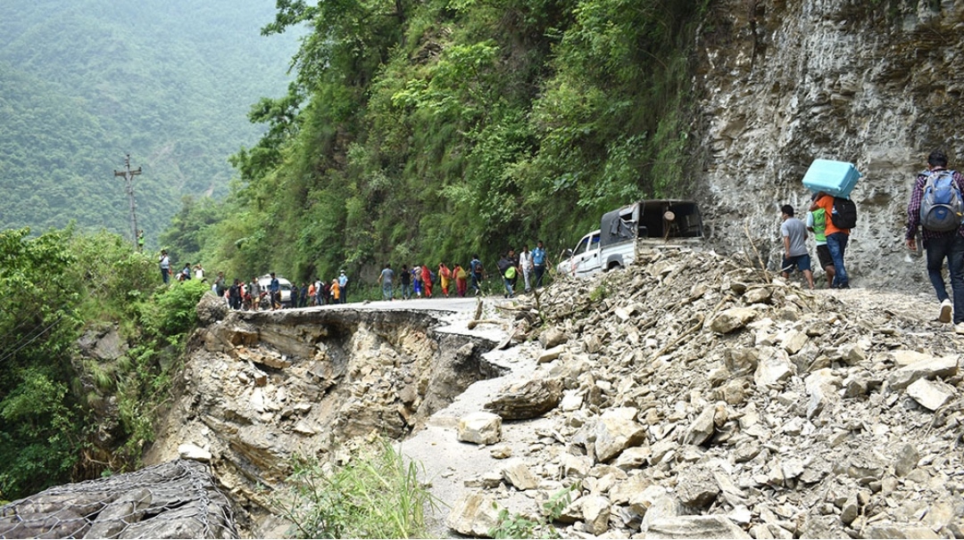 पहिराेले जामुने–खैरेनी सडक अवरुद्ध