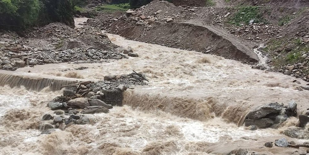 मेची राजमार्ग हेवा खोलाको बाढीले अवरुद्ध यात्रु र सवारी साधन अलपत्र 