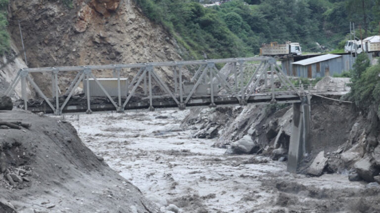 भोटेकोशीमा आएको बाढीले नेपालतर्फका १० भन्दा बढी जलविद्युत आयोजनामा क्षति